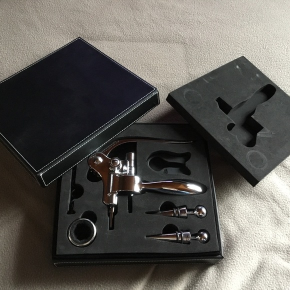 Never used, beautiful box wine opener and accessories - Picture 4 of 5
